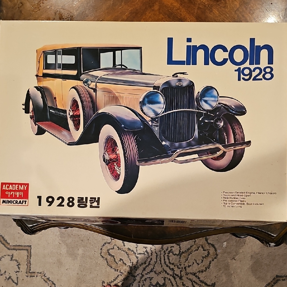 Lincoln 1928 Model Kit by Academy Minicraft